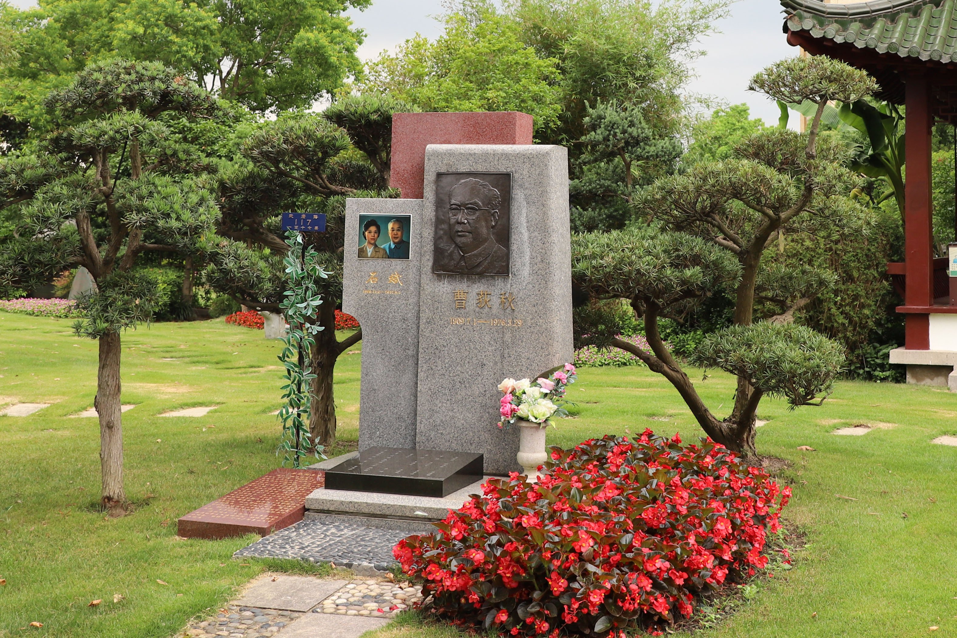 历史回响：曹荻秋纪念碑下的敬仰与思考